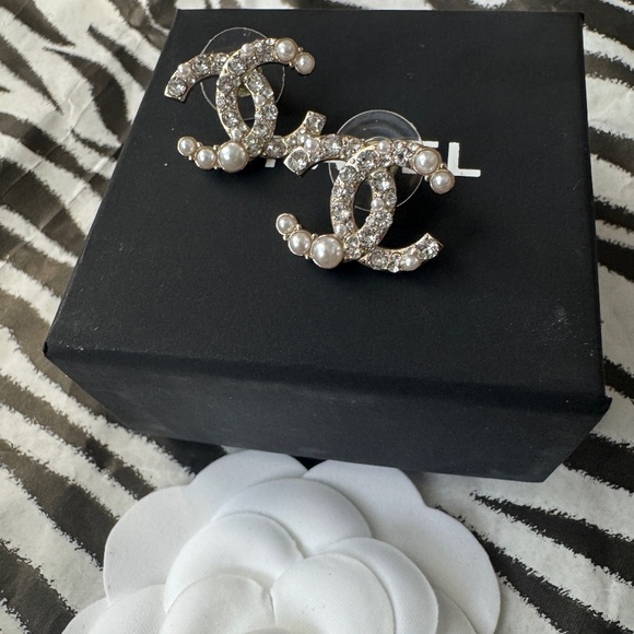 Chanel CC pearl and gold earrings